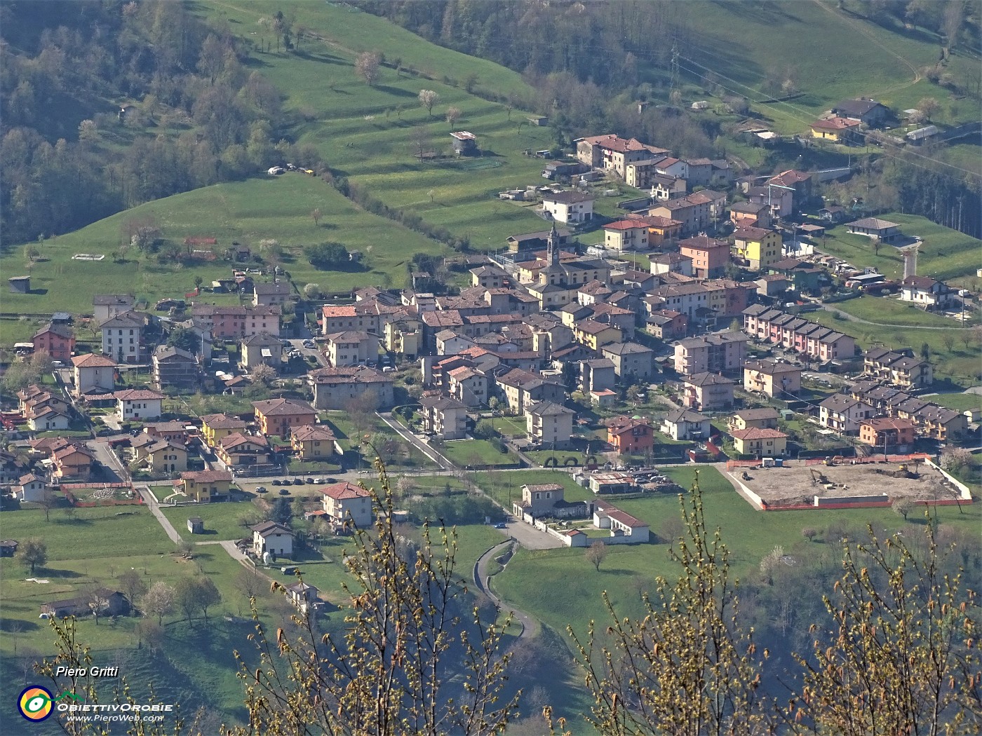 35 Dal Pizzo (921 m) zoom su Stabello di Zogno (379 m).JPG